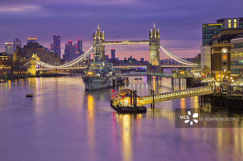 英国伦敦塔桥的2023年圣诞节图片素材