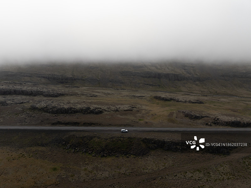 冰岛雾天荒野中的汽车图片素材