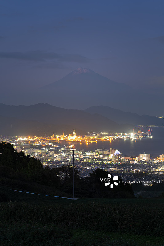 黄昏时分从静冈县清水港远眺富士山图片素材