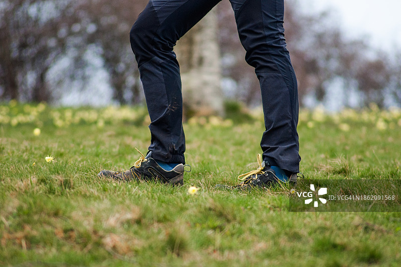 草地上的徒步旅行者图片素材