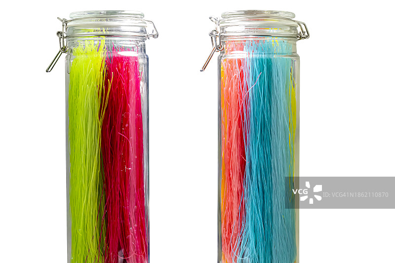 玻璃罐中的干燥未煮熟面条图片素材