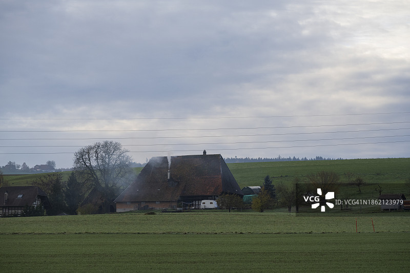 农场、农舍与绿色田野图片素材