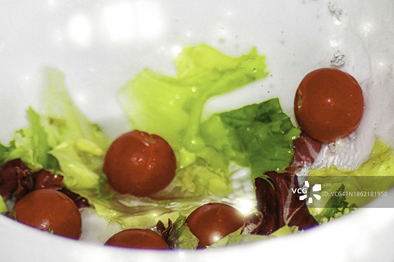 番茄沙拉，滴落与光晕图片素材