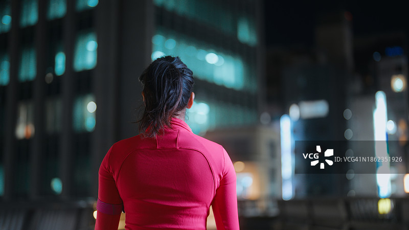 夜晚城市中美丽的多种族女运动员肖像图片素材