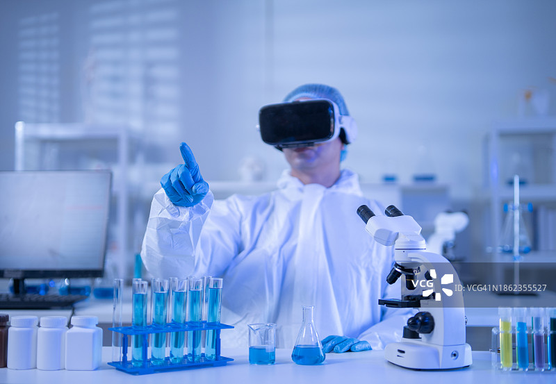 在实验室利用增强现实技术进行医学创新的男人图片素材