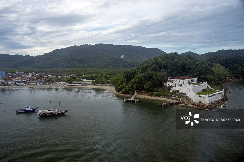 瓜鲁雅景色，远处是圣阿马罗达巴拉格兰德堡垒。巴西圣保罗瓜鲁雅图片素材