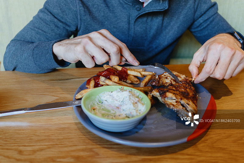 男人在餐厅用餐图片素材