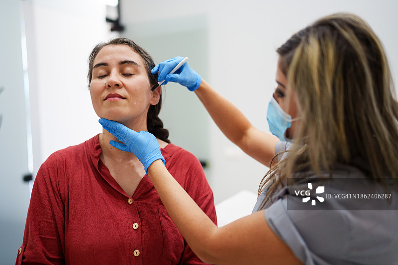 在皮肤科诊所接受脱发治疗的妇女图片素材