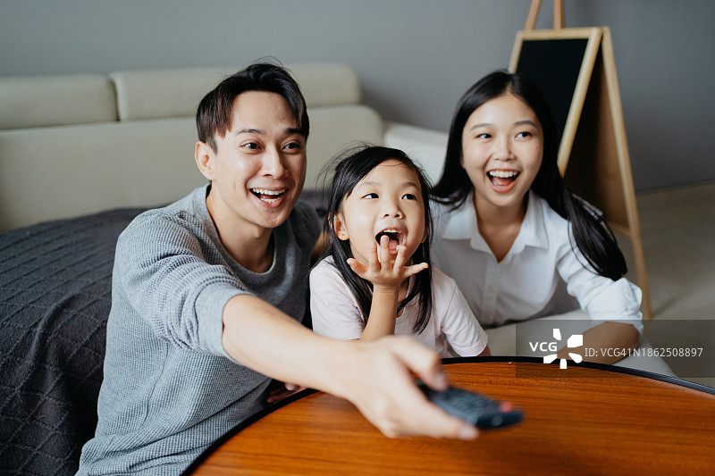 亚洲家庭在家观看电视节目图片素材