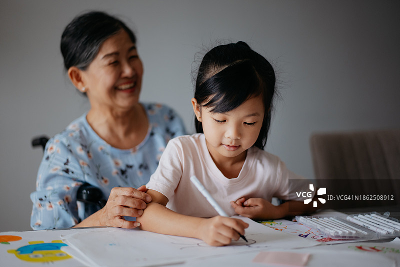 亚洲小女孩在家画画图片素材