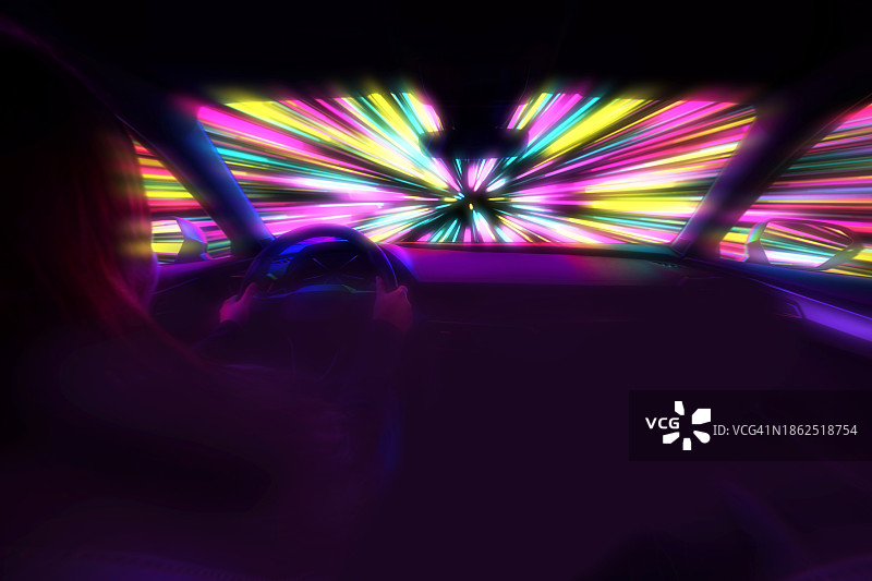 赛博朋克世界中驾驶未来汽车的女人，带有彩色光迹图片素材