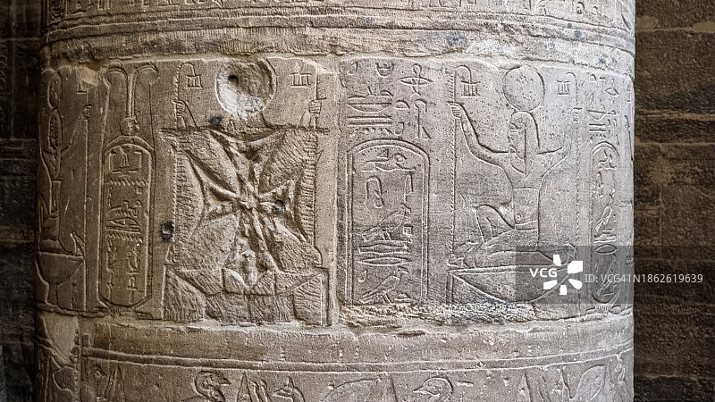 埃及菲莱伊西斯神庙柱子上雕刻的科普特十字架图片素材