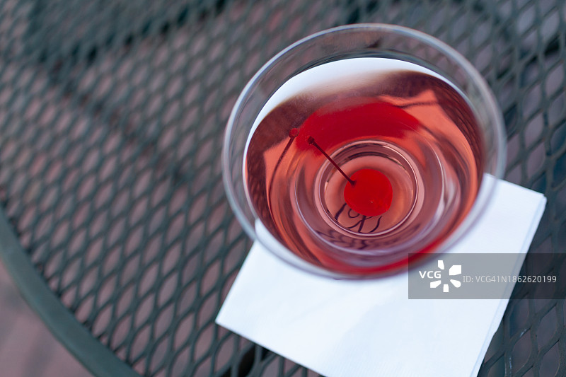 鸡尾酒底部的樱桃图片素材