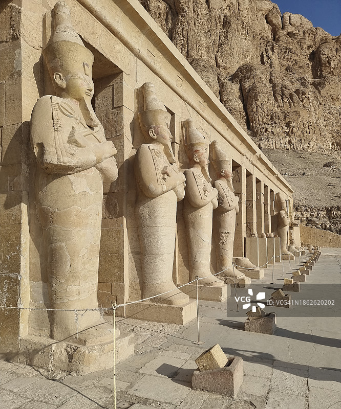 埃及代尔埃尔巴哈里，哈特谢普苏特女王陵庙的雕像柱廊图片素材