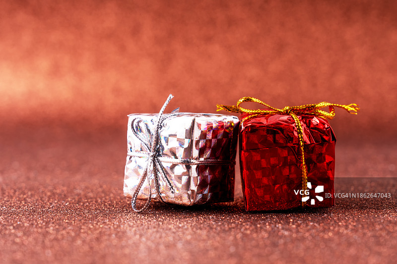 金色背景上的圣诞礼物图片素材