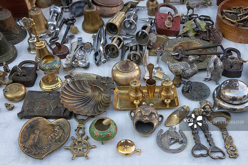 跳蚤市场上出售的装饰品和器皿俯视图图片素材