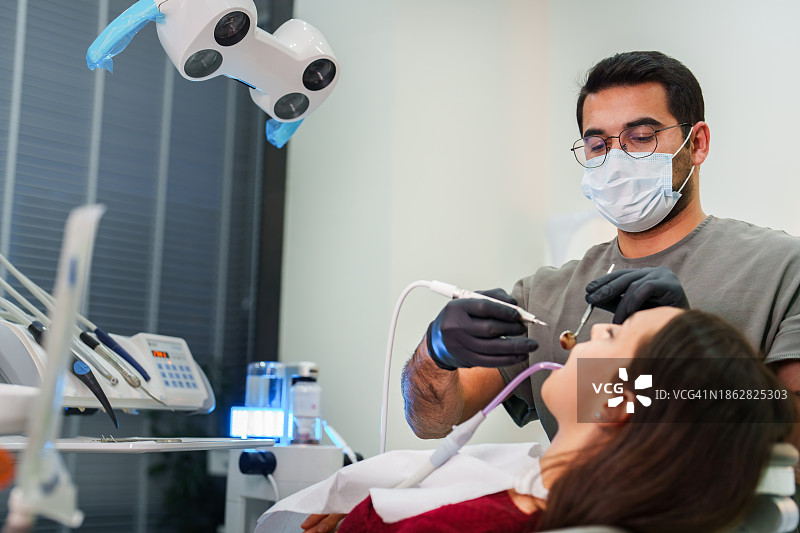 牙医进行深度牙垢清洁和美白图片素材