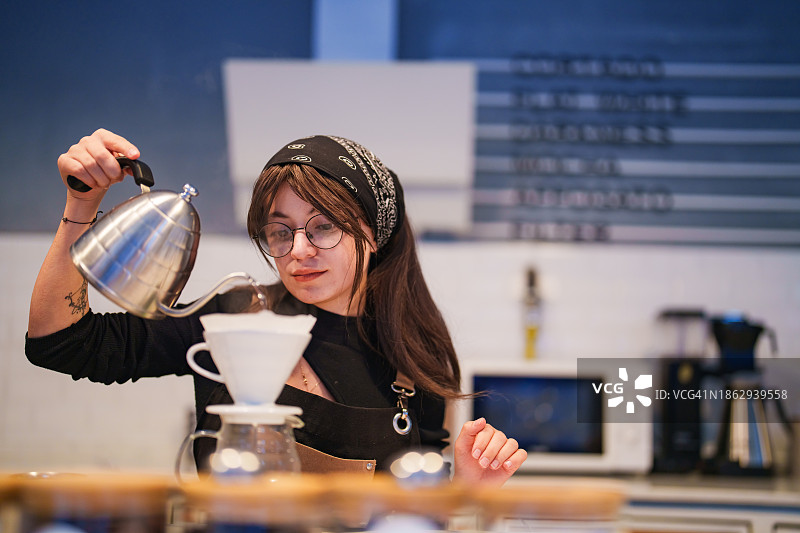 咖啡师在咖啡店用V-60冲泡咖啡图片素材