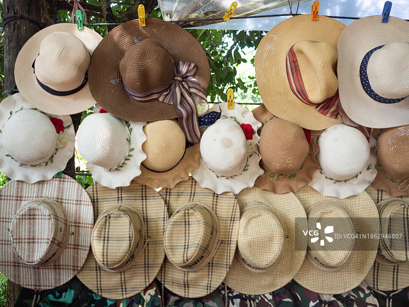 挂在架子上的草帽图片素材