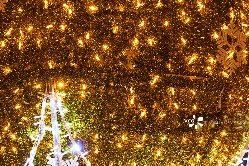夜晚街道树上的黄色圣诞灯装饰正视图，无人图片素材