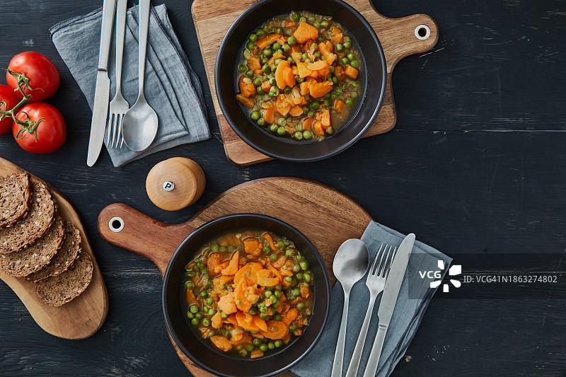 家常豌豆胡萝卜烩鸡肉图片素材