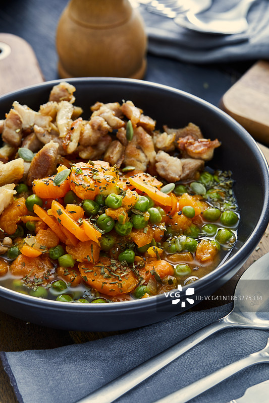 家常豌豆胡萝卜烩鸡肉图片素材