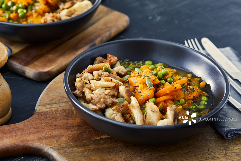 家常豌豆胡萝卜烩鸡肉图片素材