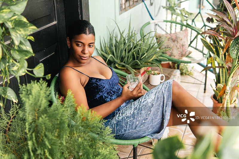 年轻女人放松休息图片素材