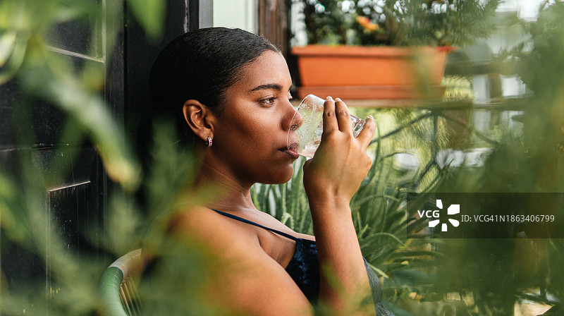 女人拿着一杯水图片素材