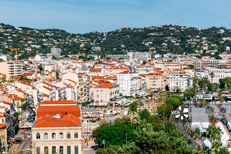 阳光明媚的夏日戛纳城市景观，航拍，法国蓝色海岸图片素材