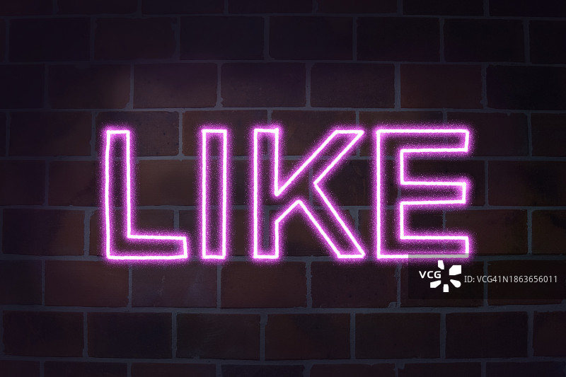 黑暗砖墙背景上的“LIKE”霓虹灯标志图片素材