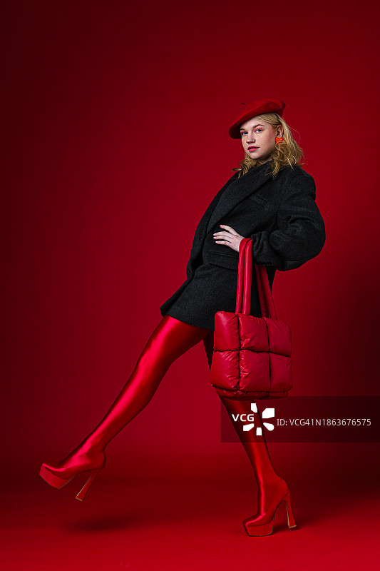 背景朴素的时髦女人图片素材