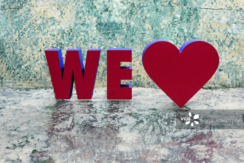 用粗体字母和表情符号表达爱的信息图片素材