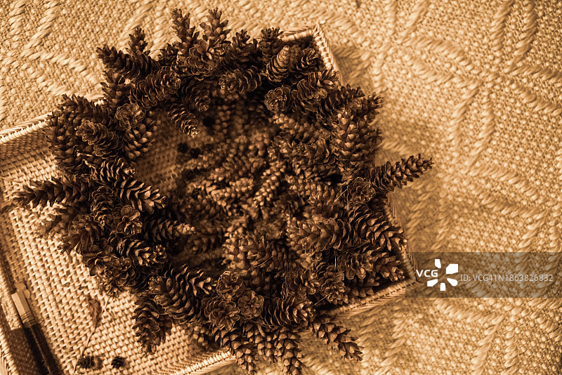 制作自制松果花环图片素材