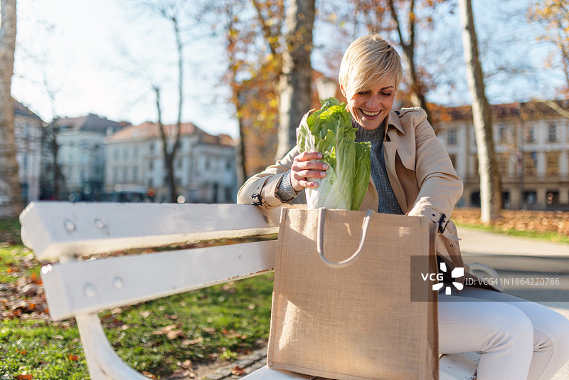赶集日后拆封新鲜蔬菜图片素材