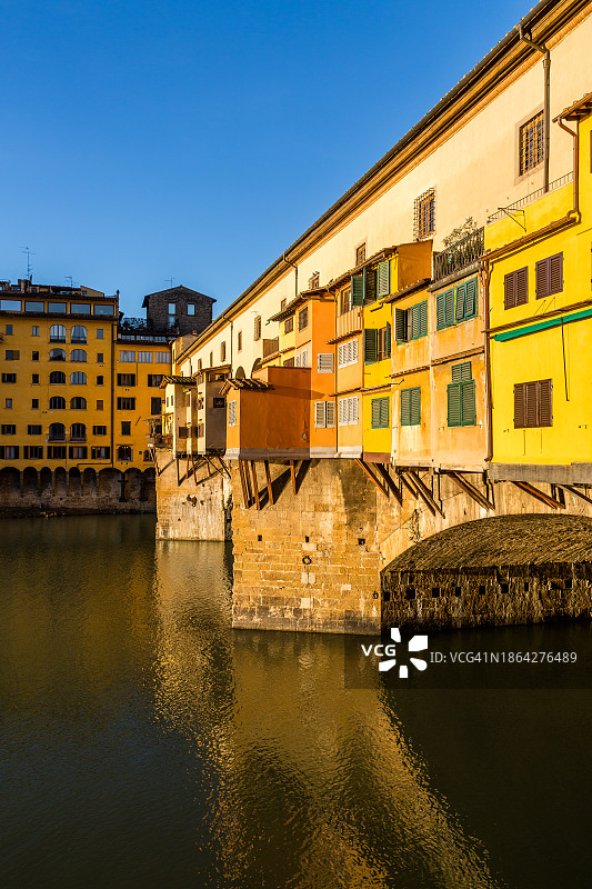日出时分的阿诺河老桥图片素材