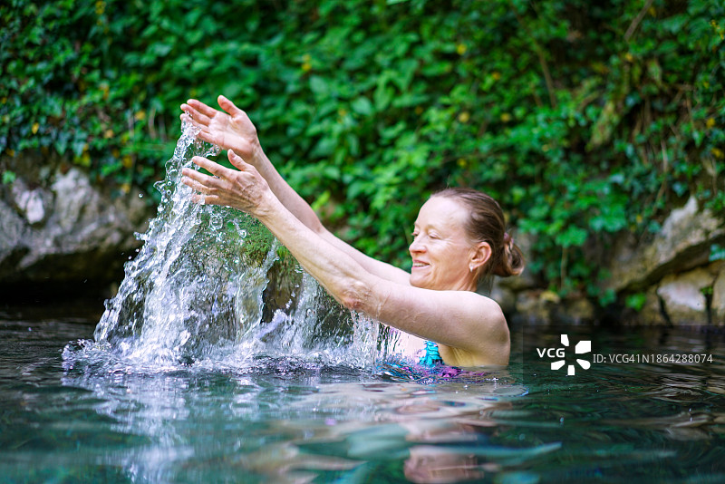 在斯马列什凯温泉附近的热水中嬉戏跳跃的快乐老年妇女，斯洛文尼亚图片素材