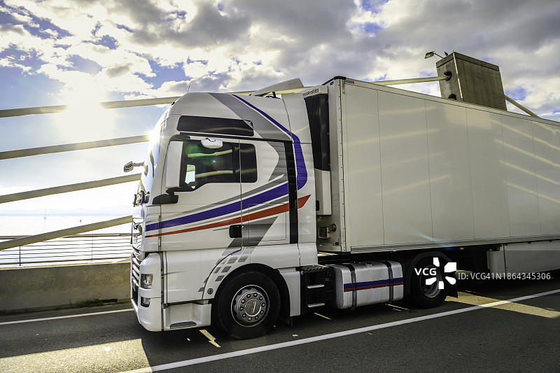 桥上的卡车图片素材