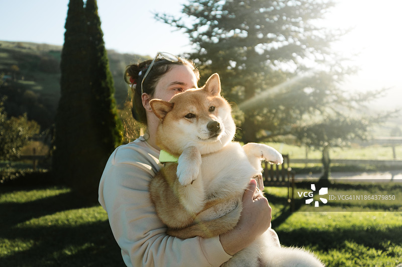 女人抱着柴犬图片素材