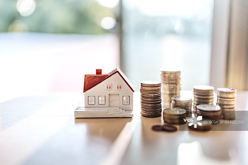 家庭概念、家庭储蓄、房屋销售、金钱和房屋图片素材