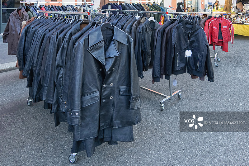 米兰跳蚤市场出售的皮衣和夹克图片素材