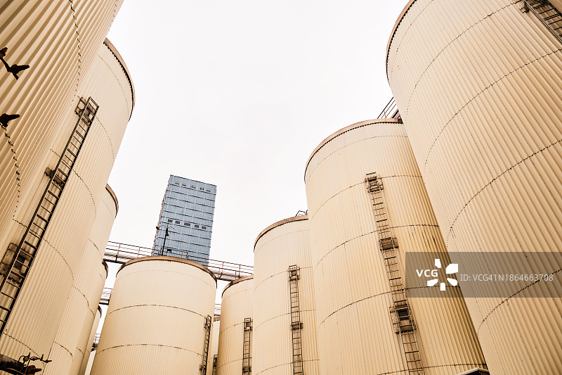 废弃的化工厂储罐图片素材
