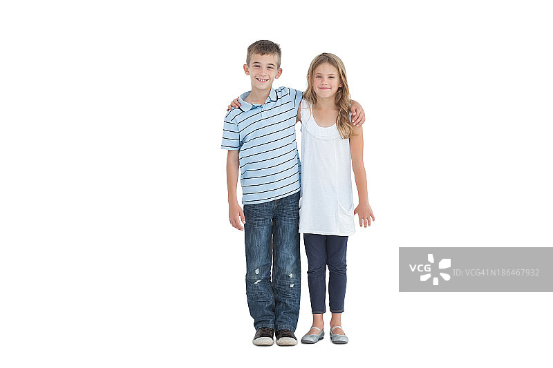 小兄妹互相拥抱图片素材