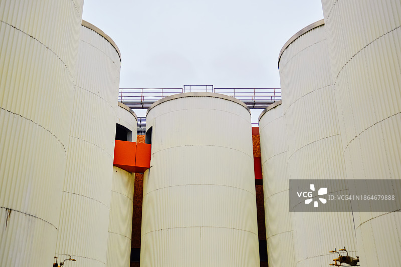 废弃的化工厂储罐图片素材