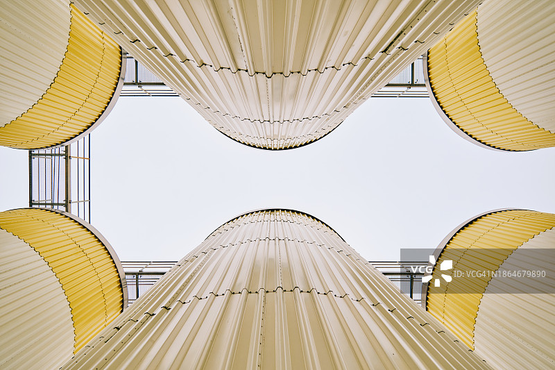 废弃的化工厂储罐图片素材