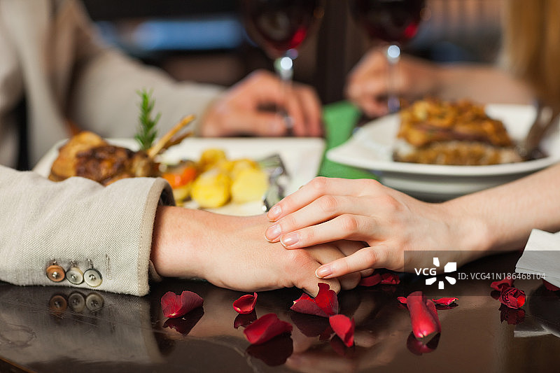 情侣手牵手特写图片素材