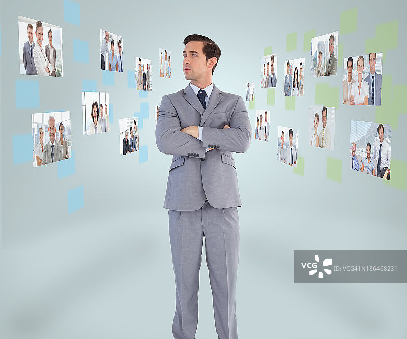 看着数字界面的英俊商人图片素材