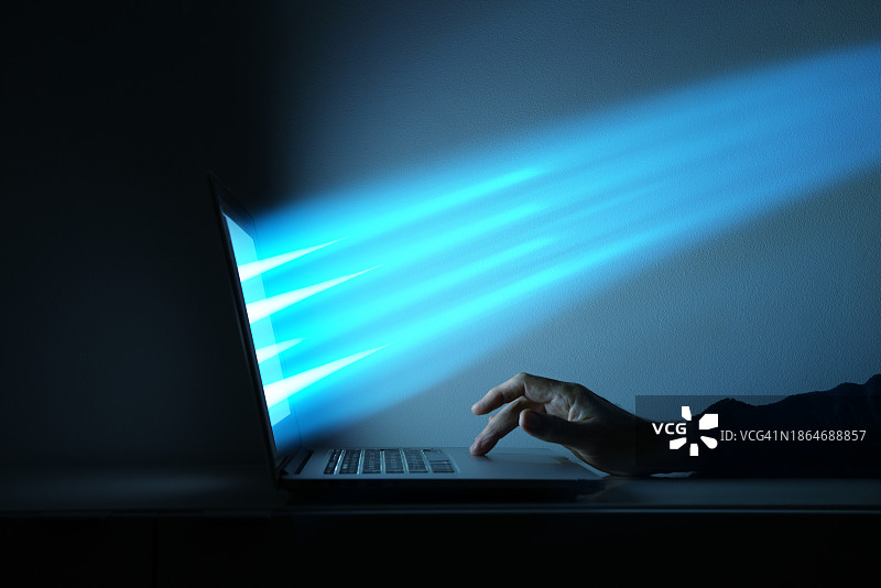 指尖上的高速连接图片素材