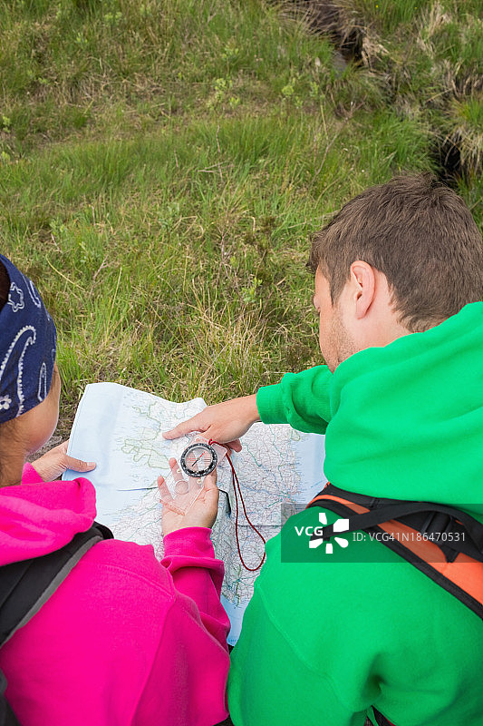 情侣使用地图和指南针图片素材