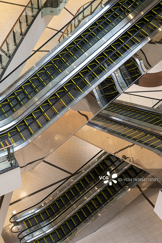 现代建筑内的自动扶梯图片素材